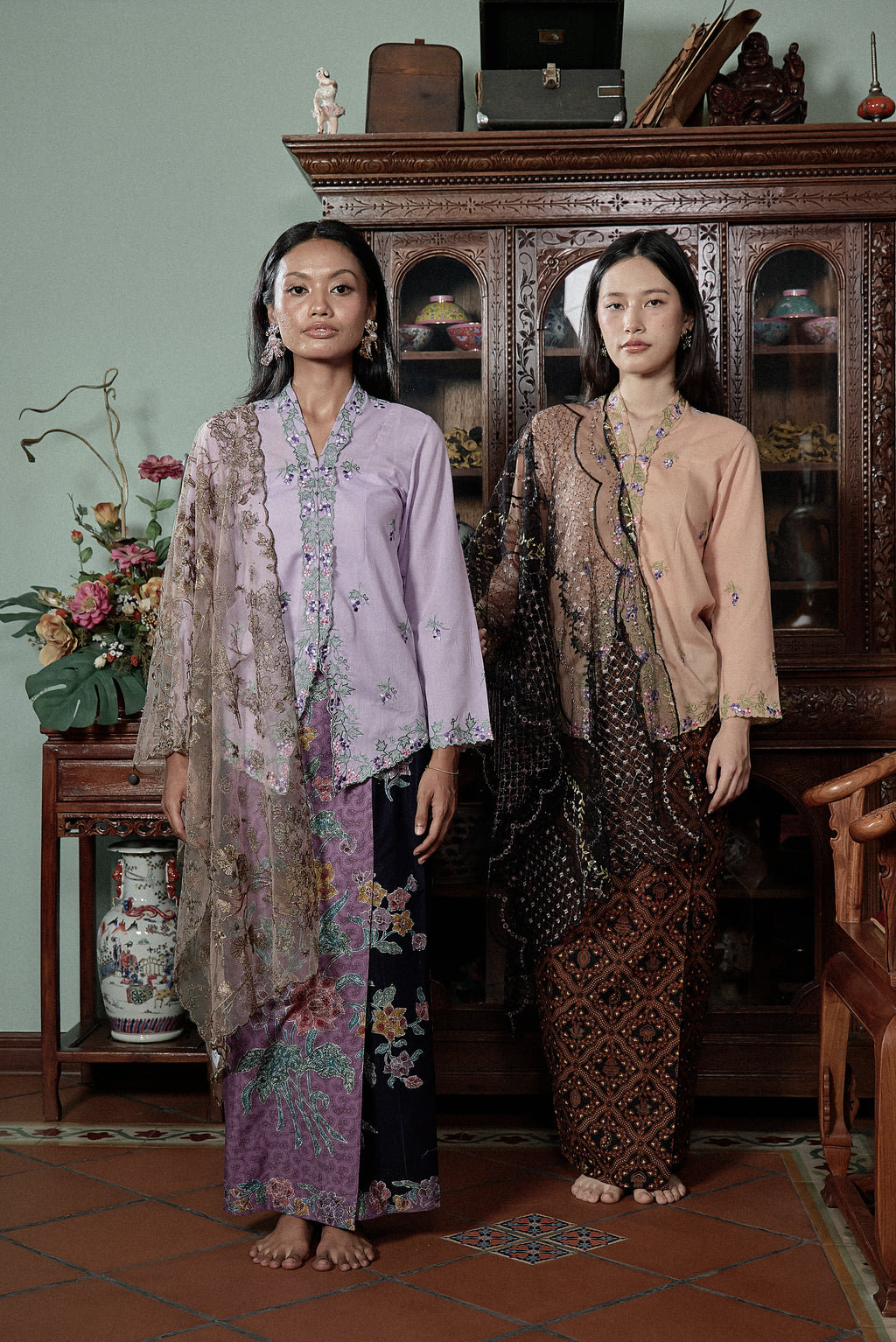 SELENDANG MAK INANG IN NUDE