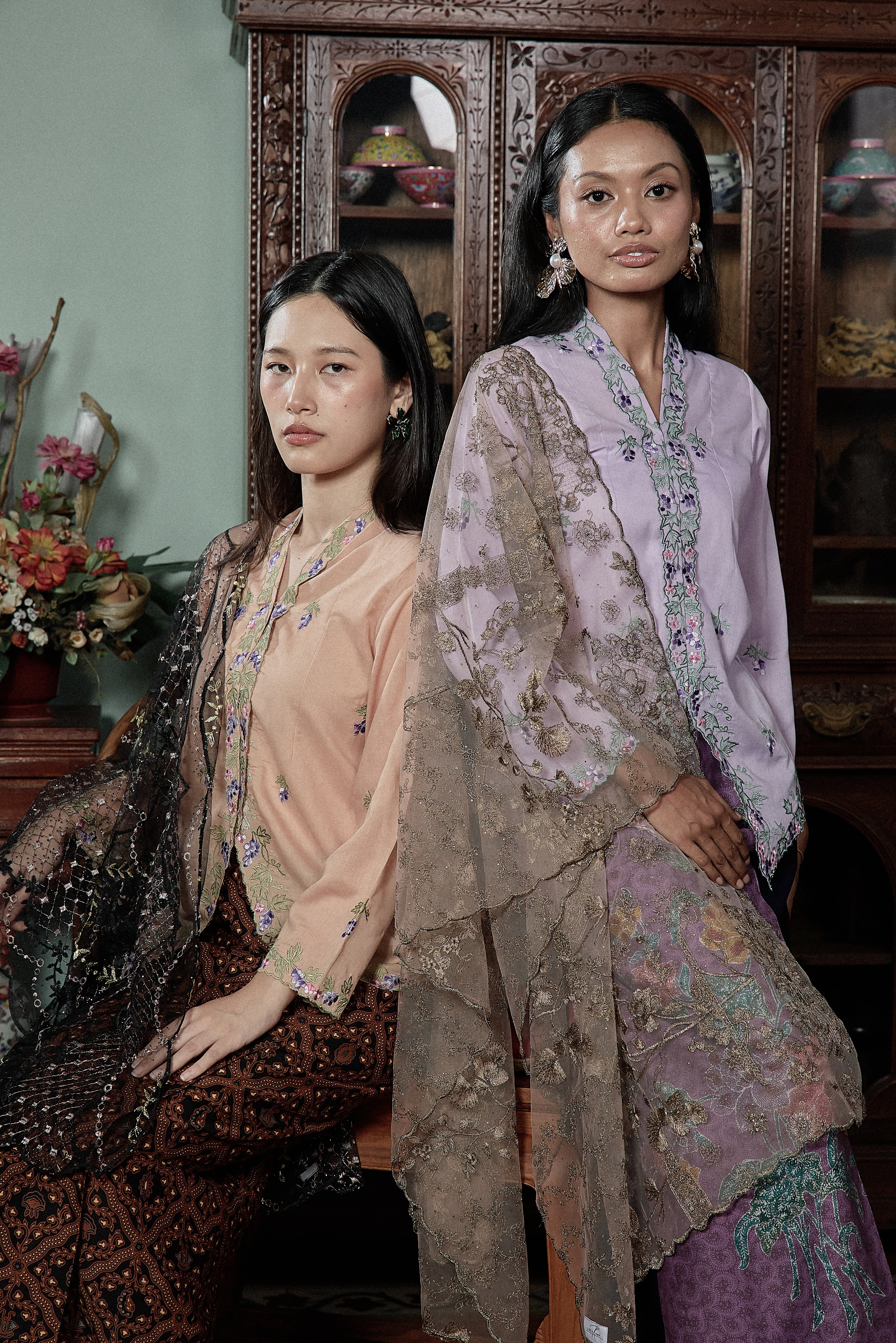 SELENDANG MAK INANG IN NUDE