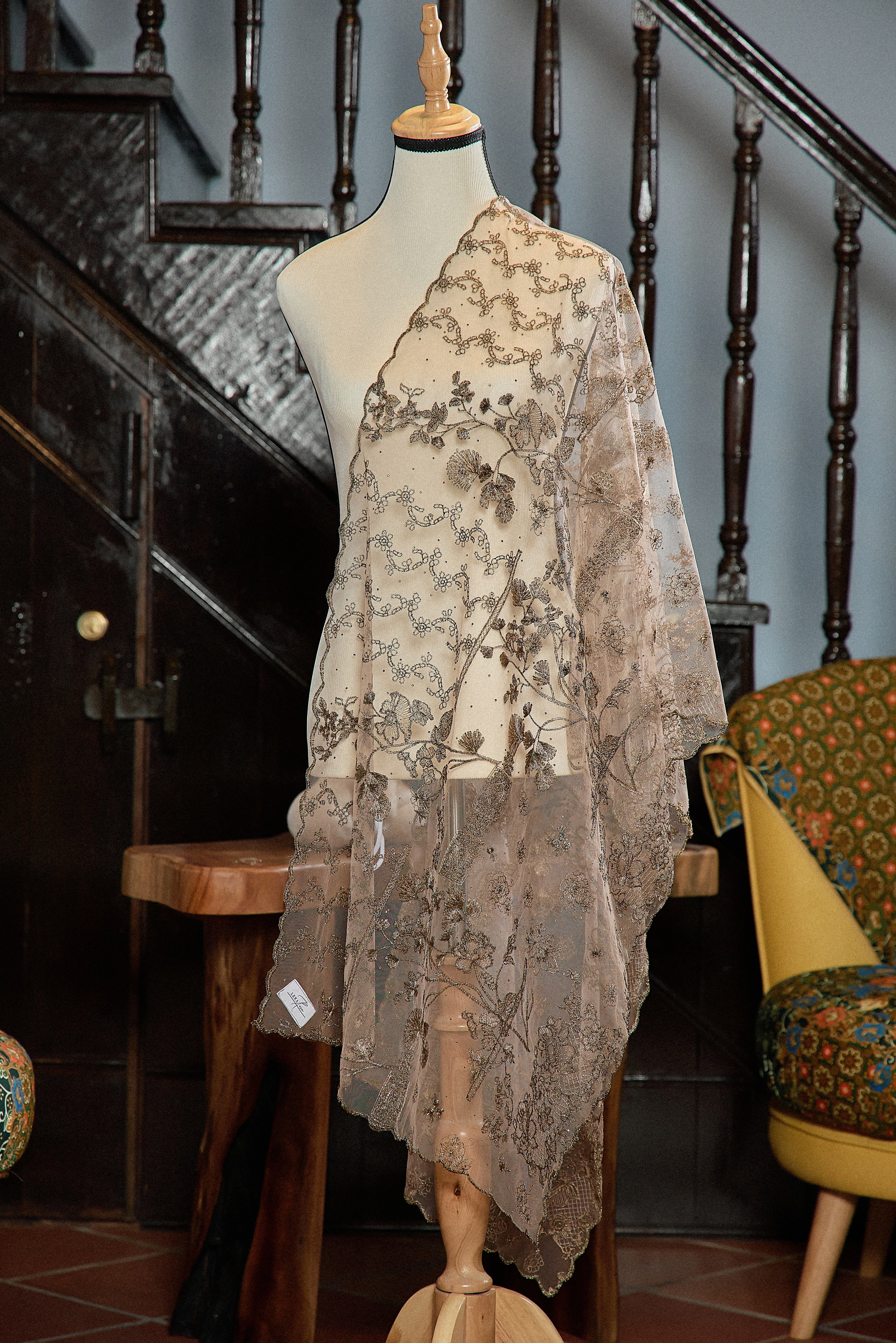 SELENDANG MAK INANG IN NUDE