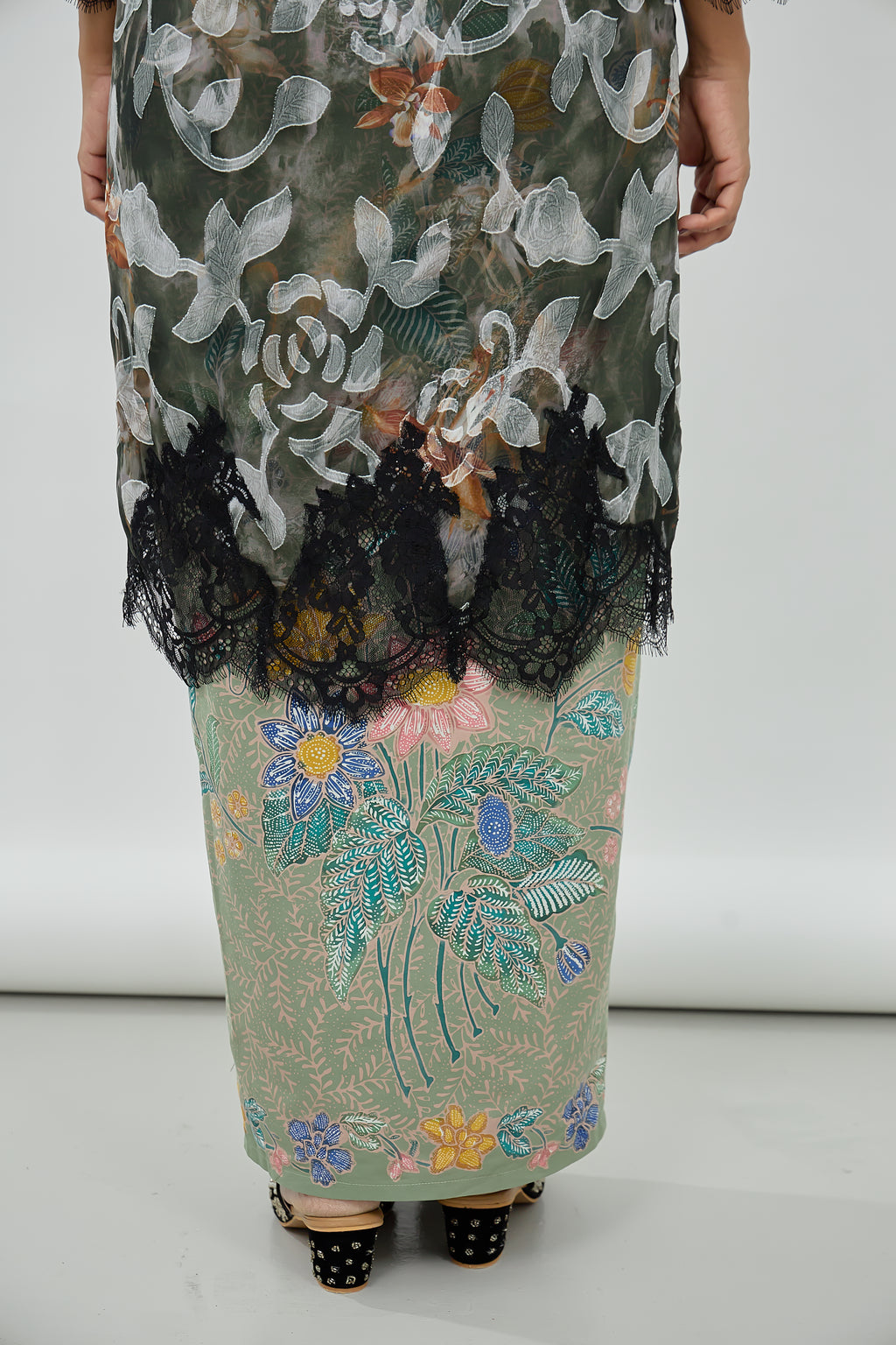 DANG ANUM KEBAYA TOP IN DEEP OLIVE